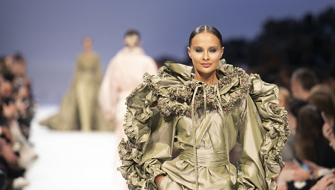 Juozo Statkevičiaus 2020 m. pavasario ir vasaros „haute couture“ kolekcijos modelis