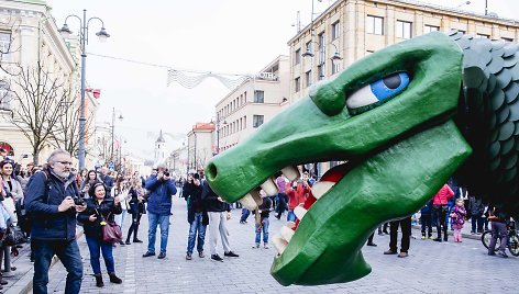 FiDi Eisena su fizikų simboliu Dinu Zauru