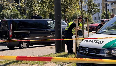 Vilniuje automobilis rėžėsi į autobusų stotelę su žmonėmis: viena mergina žuvo