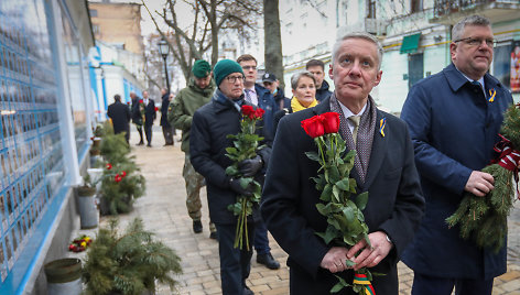 Lietuvos politikų delegacija deda gėles prie žuvusių karių memorialo