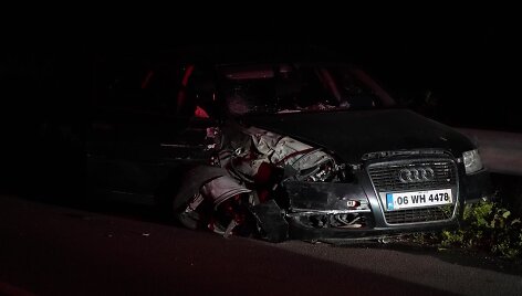 Netoli Jonavos ie&scaron;komas po avarijos pabėgęs automobilio su airi&scaron;kais numeriais vairuotojas