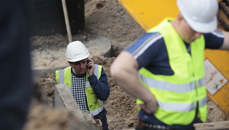 Nelaimė Marijampolėje: žmogų 5 metrų gylyje užvertė žemės