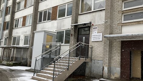 Nakvynės namų Klaipėdoje darbuotojai piktinasi, kad negali grįžti dirbti į padalinį &Scaron;ilutės plente, nors &scaron;is jau ir pabaigtas.
