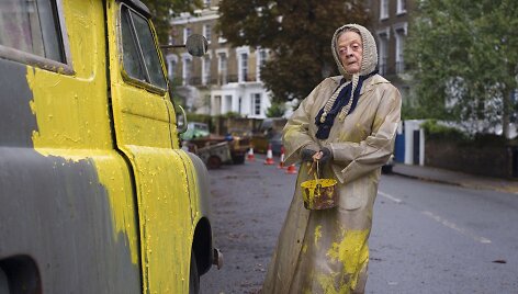 Kadras i&scaron; filmo &bdquo;Dama furgone&ldquo; (orig. &bdquo;Lady in the Van&ldquo;)