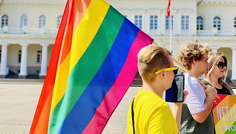 LGBT bendruomenės simbolinė prezidento padrąsinimo akcija – piketas