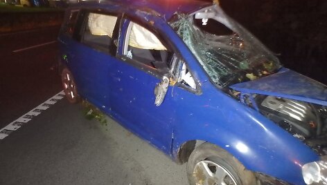 Kaune &bdquo;VW Touran&ldquo; nuvažiavo nuo kelio ir atsitrenkė į medžius
