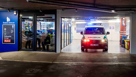 Dezinfekuojami policijos automobiliai