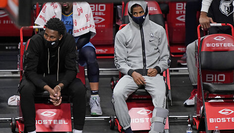 Ja Morantas (de&scaron;inėje) patyrė čiurnos traumą.