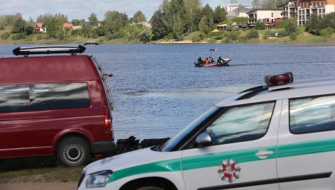 „Aro“ narai Gilužio ežero dugne ieško tanko