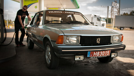 2000 km žygis i&scaron; Vilniaus į Paryžių su 30 metų senumo &bdquo;Peugeot 305&ldquo; ir naujuoju 308
