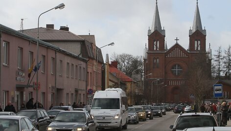 Plungė ir visa Lietuva atsisveikina su žiauriai nužudyta Ieva Strazdauskaite