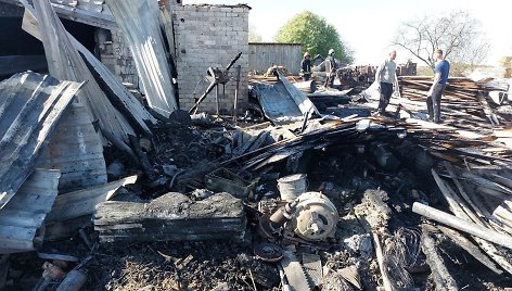 Gineikių kaime trečiadienio naktį išdegė šeimos valdoma lentpjūvė, garažas ir įrenginėjamas namas.