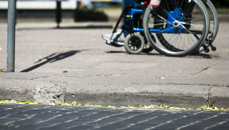 Eksperimentas: neįgaliojo kelionė per autobusų, geležinkelio stotis