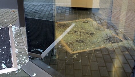 Nusikaltėliai i&scaron;daužė pagrindinių durų stiklą