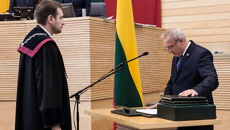 Prisiekė naujas Seimo narys &bdquo;valstietis&ldquo; Antanas Baura