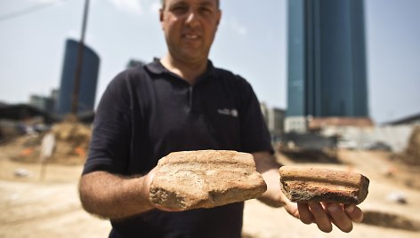 Kasinėjimų Tel Avive metu rasti senovinių talpų alui daryti fragmentai.