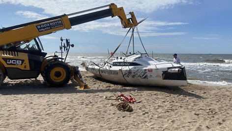 Antradienį iš paplūdimio ties Giruliais išgabenta jachta „Jūrų valkata“