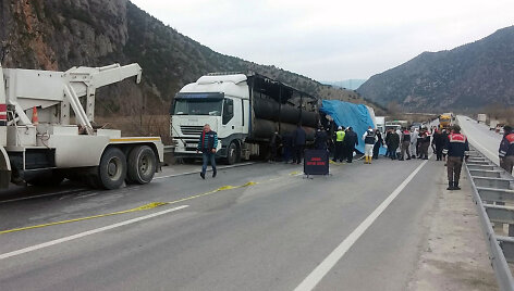 Turkijoje susidūrus autobusui ir sunkvežimiui žuvo mažiausiai 13 žmonių
