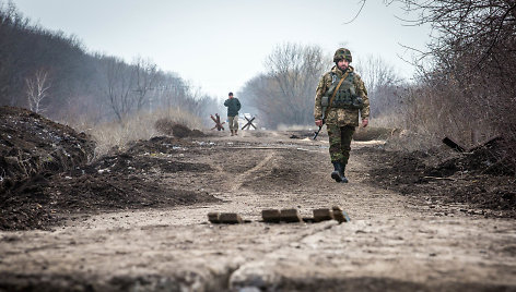 Ukrainos kariai patruliuoja kaime šalia Marjinkos