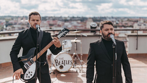 Rafailas Karpis ir Jokūbas Bareikis ant Vilniaus stogų sugrojo &bdquo;The Beatles&ldquo; dainas