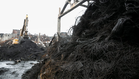 Darbai po padangų gaisro „Ekologistika“ teritorijoje