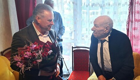 A.Kalnius apdovanojo jubiliejų &scaron;venčiantį V.Vansevičių