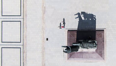 Drono žvilgsnis į žemę 90 laipsnių kampu