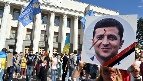 Protestuotoja laiko Volodymyro Zelenskio nuotrauką