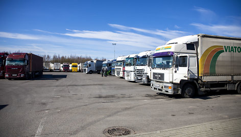 Sunkvežimiai prie Medininkų pasienio posto laukia leidimo įvažiuoti į Baltarusiją