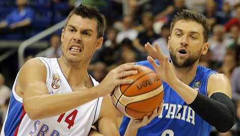 Andrea Bargnani dešinėje