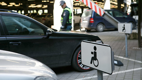 Kauno policija tikrino neįgaliųjų vietose paliktus automobilius