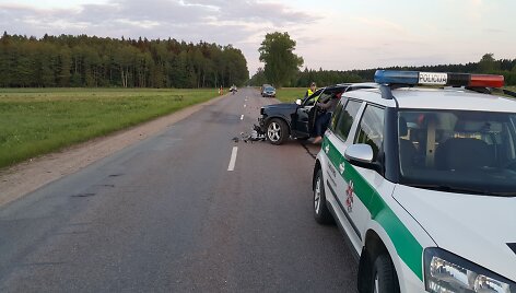 Policininkai sprunkančiam motociklininkui barikadą pastatė i&scaron; niekuo dėto &bdquo;Volvo&ldquo;