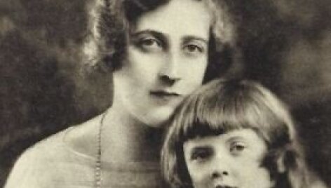Agatha Christie su dukra Rosalind. Tai viena i&scaron; nuotraukų, kuri buvo plačiai skelbiama paie&scaron;kos metu.