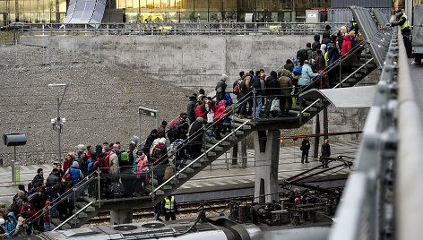 Švedijos policininkai stebi atvykstančių migrantų koloną