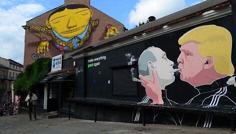 Atnaujintas grafitis su Donaldo Trumpo ir Vladimiro Putino bučiniu