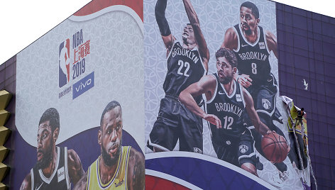 Kinijoje nukabinamas NBA rungtynes reklamuojantis plakatas 