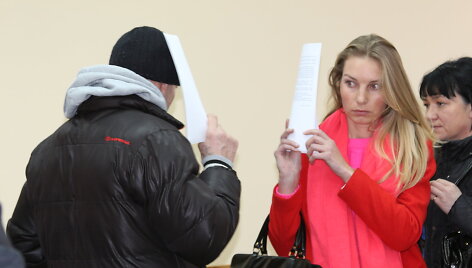 Tautiečius vogti vertę Antanas Lionikas ir Živilė Jakaitė teisme bandė slėpti savo veidus. 