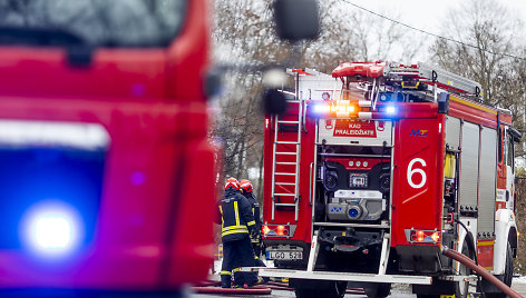 Ugniagesiai nuskubėjo gesinti Vilniaus Užupyje užsiliepsnojusio medinio namo