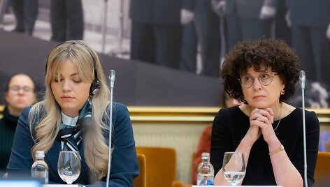 Ukrainos ambasados III sekretorė Lesia Rozhak ir Inga Vidugirytė-Pakerienė, lapkričio 18 d. Lietuvos Respublikos Seime vykusioje tarptautinėje konferencijoje &bdquo;Kultūros diplomatijos galimybės kuriant tvarią naujojo pokario Europą&ldquo;