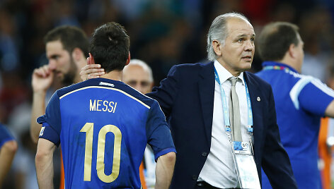 Alejandro Sabella guodžia L.Messi po 2014 metų pasaulio čempionato finalo.