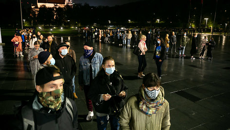 Paskutinės išankstinio balsavimo dienos žmonių eilė Lukiškių aikštėje