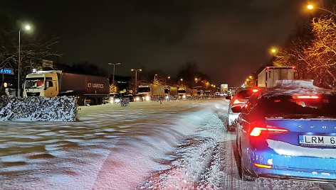 Klaipėdiečiai antradienio vakarą strigo spūstyse.