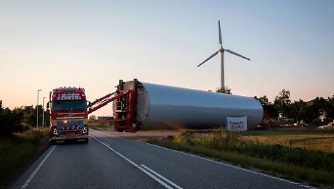 volvo-trucks-how-to-haul-a-150-tonne-windmill