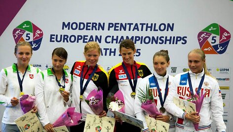 Emilija Serapinaitė ir Lina Batulevičiūtė kairėje