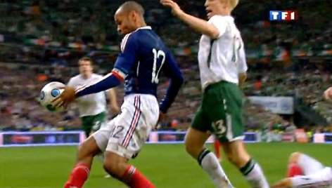 Thierry Henry kamuolį sustabdė ranka