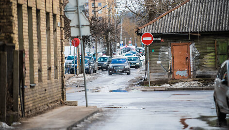 Sostinės gatvėse baigia nutirpti sniegas