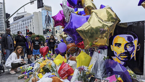 Prie &bdquo;Staples Center&ldquo; arenps žmonės ne&scaron;a įvairius daiktus Kobe Bryanto atminimui.