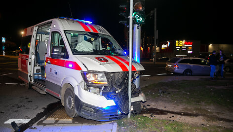 &bdquo;Mercedes&ldquo; susidūrė su greitosios pagalbos automobiliu.