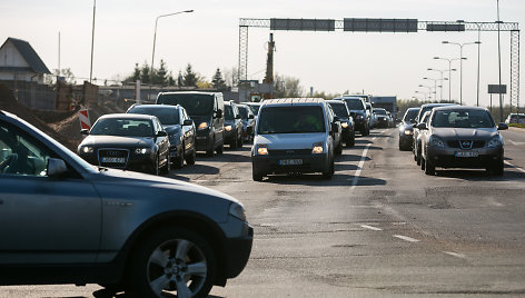 Transporto spūstys rekonstruojamoje Liepkalnio–Žirnių gatvių sankryžoje