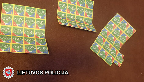 Per kratas jaunuolių namuose rasti &scaron;tai tokie spalvoti lapeliai, kaip įtariama, su LSD.